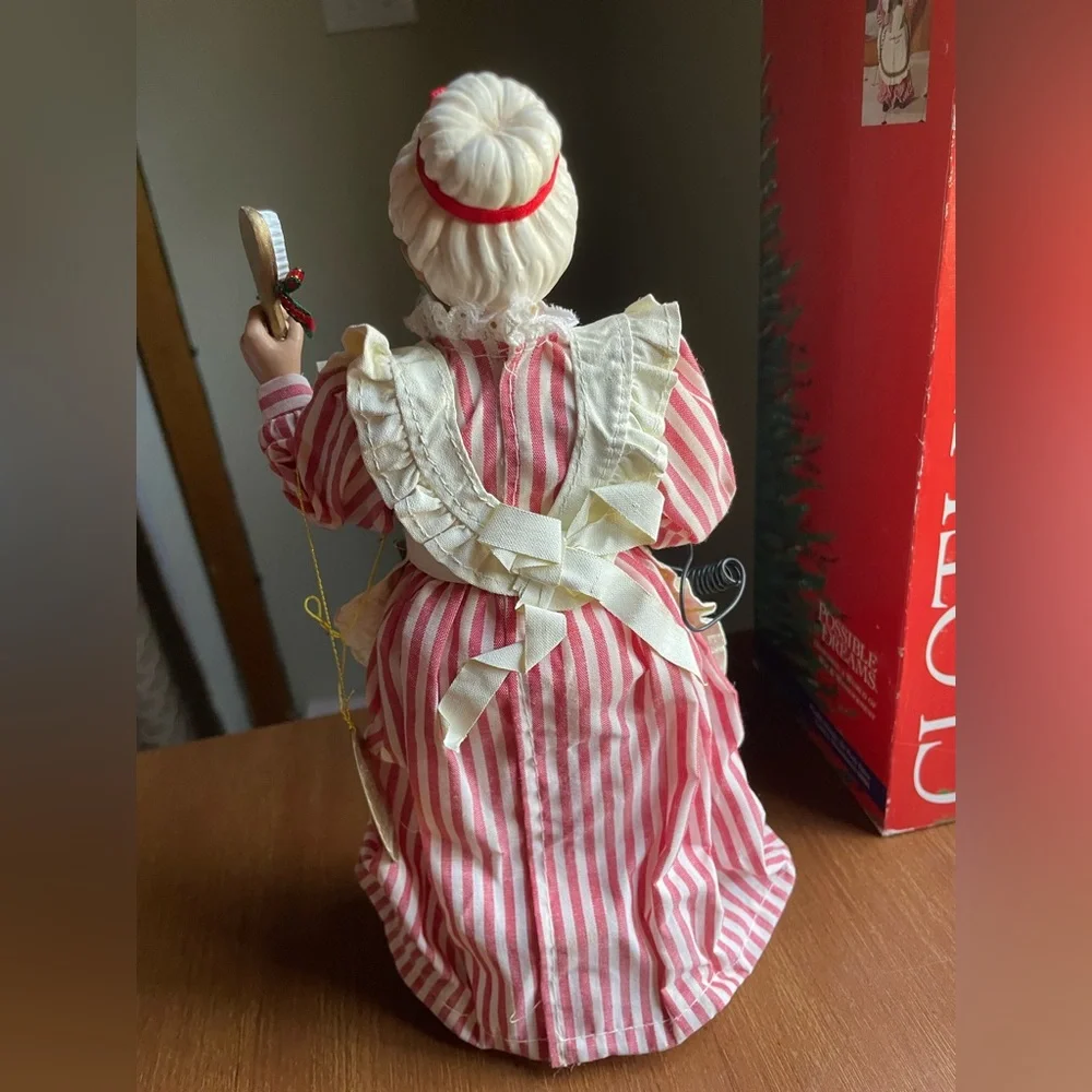 CLOTHTIQUE POSSIBLE DREAMS MRS.CLAUS Candy Cane Cuts Hair Stylist Figure Dept 56